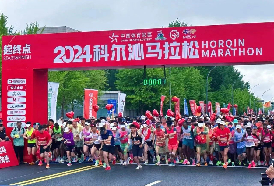 奔跑中的另一道风景线——体育系学生助力科尔沁马拉松